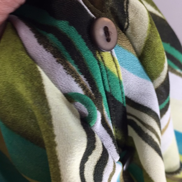 Figure flattering ruffled blouse - Picture 6 of 7